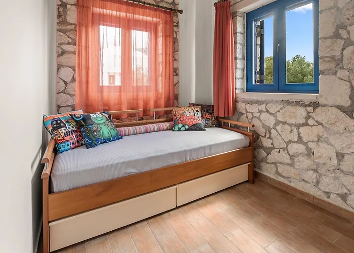 Βίλα Stone House In Olive Grove - Former Denis Stone Τραπεζάκι