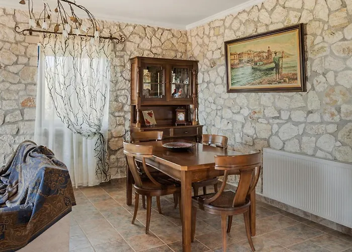 Βίλα Stone House In Olive Grove - Former Denis Stone Τραπεζάκι