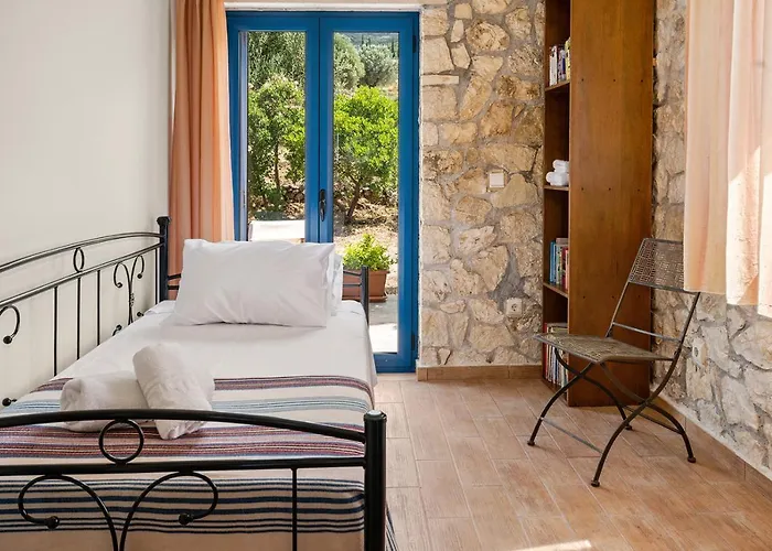 Stone House In Olive Grove - Former Denis Stone Τραπεζάκι