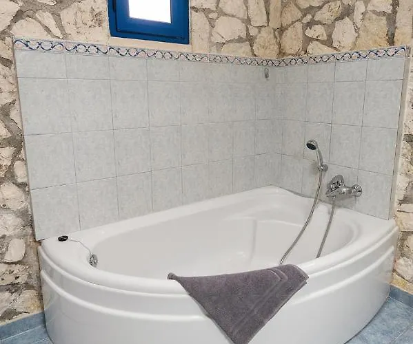 Stone House In Olive Grove - Former Denis Stone Τραπεζάκι